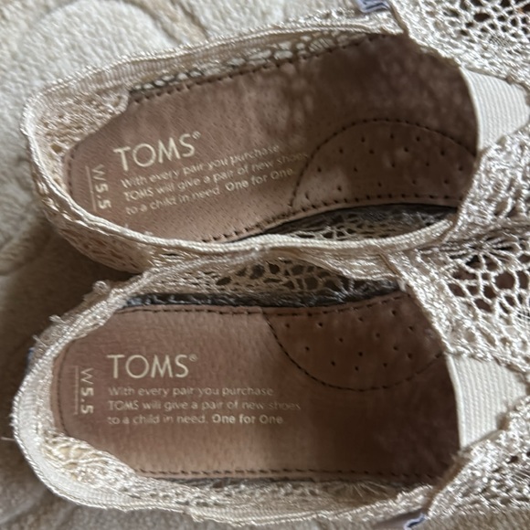 TOMS Lace Crochet Flats - Size 5.5 EUC - Picture 2 of 4